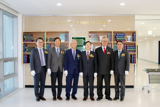 지난 26일 진천 덕산면 국가공무원인재개발원 명예의 전당 앞에서 오동호 국가인재원 원장(왼쪽 네번째)과 헌액자들이 기념 촬영을 하고 있다. 왼쪽부터 이경상·서병문·박동규 교수, 오원장, 김상홍·이희수 교수. 국가인재원 제공